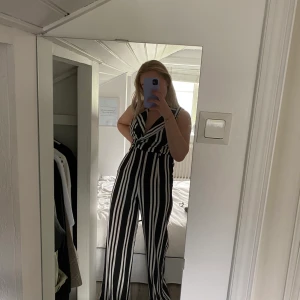 Randig jumpsuit - Så snygg jumpsuit 🥺 använd vid två tillfällen så i nyskick! Köparen står för frakt på 63:-