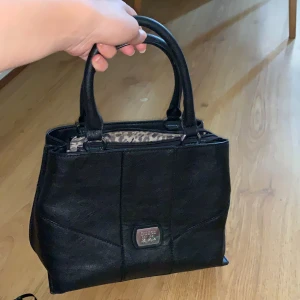 Guess - Liten handväska
