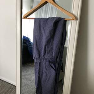Blåa mönstrade pyjamas byxor i storlek M (man storlek). Använt ett par gånger, fortfarande i bra skick. Frakt förekommer, men kan mötas i Göteborg. För fler frågor och bilder kontakta mig!