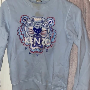 Kenzo  - Äkta kenzotröja is kids  men passar som vanligt någon med S och Xs ❤️( Märks ej att det är kids) Säljs för enbart 360kr och då ingår frakt! Kommer såklart tvätta och stryka tröjan så den känns som ny!