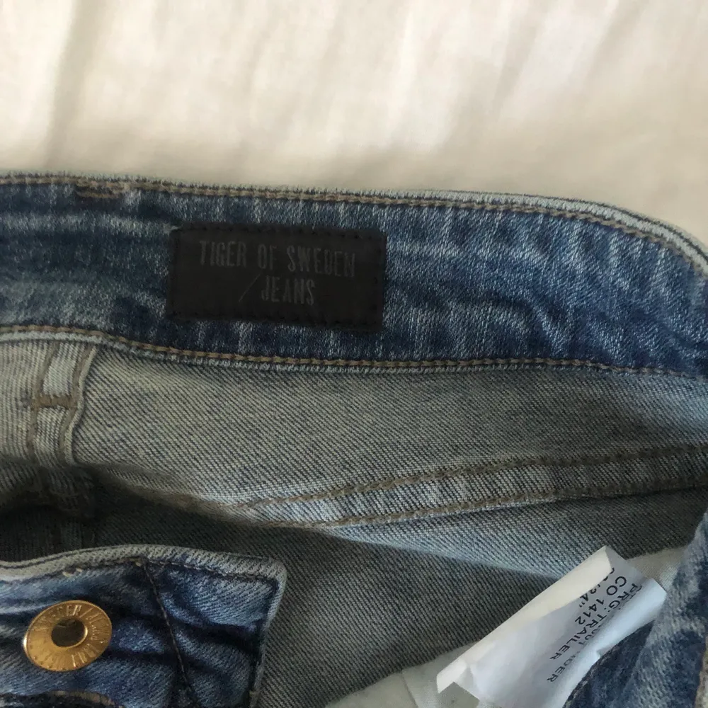 Snygga Tiger of sweden jeans i modellen slender. Passar tyvärr inte mig men älskar dessa byxor. Kontakta mig vid frågor:) Köparen står för frakt . Jeans & Byxor.