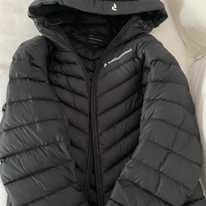 Peak performance jacka  - Säljer nu min peak performance jacka i storlek S som är ca 2 år gammal. Jackan är i fint skick, inga hål eller andra skavanker. Säljer jackan pga att den inte kommer till användning längre utan hänger mest i garderoben. Frakt tillkommer.