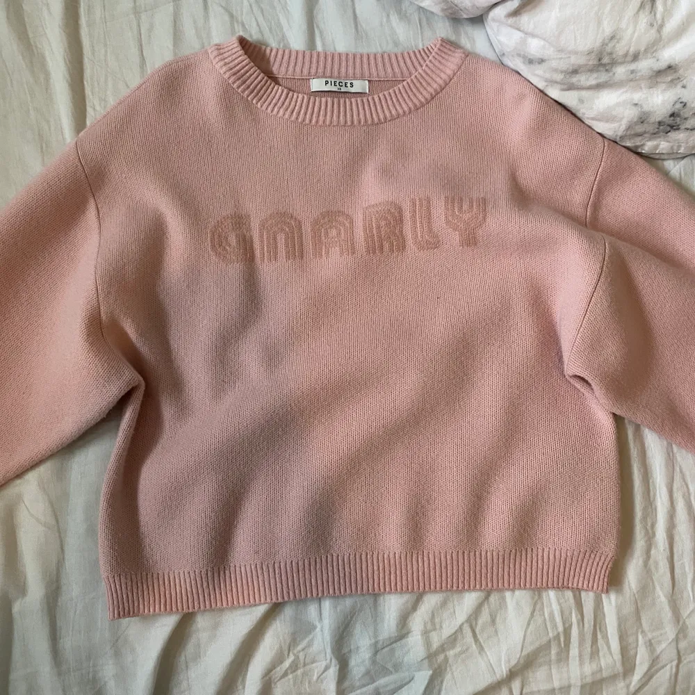 Säljer en rosa tröja med lite större armare o lite kortare modell. Den är från pieces. Jag har använt den några gånger men känner att den inte riktigt passar så bra på mig. . Stickat.