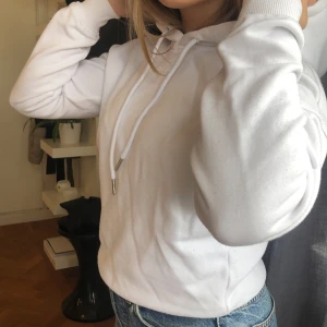 Vit hoodie, URBAN CLASSICS - Vit hoodie från URBAN Classics, st. XS🤍 bra skick och skön🤍