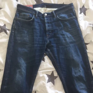Acne studios jeans river dark blue - Acne studios jeans köpte i Åhléns i Stockholm för 1800kr storlek 32/32 men det är ett litet hål mellan benen går att fixa jättelätt, därför billigt pris!