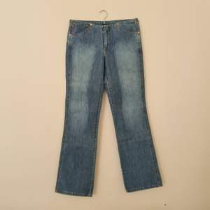 Helt nya Levi's low waist jeans i måtten: Läng 104cm och midja 82cm. 