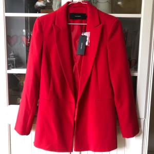Ny Blazer från Vero Moda - Supersnygg röd / rosa blazer. Sitter riktigt snyggt och är helt oanvänd då jag har en liknande. Nypris: 649kr. 