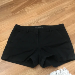 Svarta shorts - Svarta shorts från Zara. Liten reva i gylfen, syns verkligen inte på. Säljer då de är för små. Skulle säga att de passar S/M. Kan frakta, köpare står för frakt. 