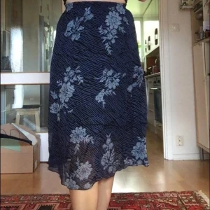 Blå midikjol - Säljer denna blå mönstrade midikjolen, den har en inbyggd underkjol så den är inte genomskinlig ❤