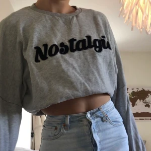 Grå sweatshirt - Från Bik Bok med texten ”Nostalgia”, strl S. Frakt: 44kr Se min bio för köpvillkor! ☺️ Ifall flera är intresserade blir det budgivning, skriv ditt bud i kommentarerna!