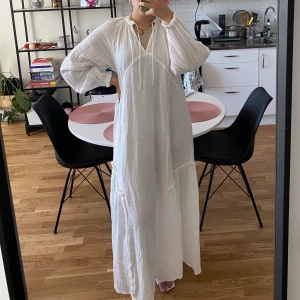  H&M populära ombloggade vit kaftan strl -  Säljer denna fina slutsålda kaftan då jag kände att den inte riktigt passar min stil. Den är helt ny med lappar. Säljer den för ursprungspriset, dock måste köparen betala för frakt(63kr). Kan även hämtas upp i Stockholm istället för frakt :)