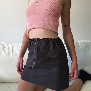 Drawstring minikjol - Drawstring Y2K minikjol i grå färg💘 Ett unikt second hand plagg i fint skick som jag med stor sorg måste lämna ifrån mig då den blivit för liten, matcha med en tube top så har du looken för sommaren!