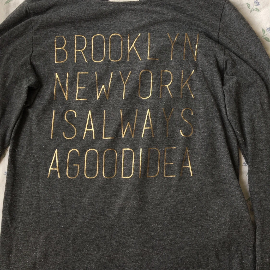 Mörkgrå tröja med guldtext 🤍 - 91