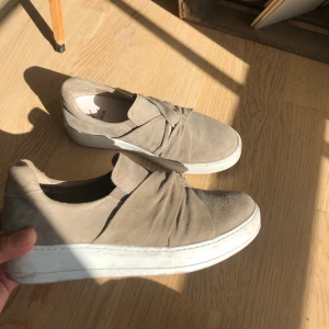 Skor - Beige skor från scorett, nypris 599. Storlek 38, endast använda 2 gånger så dom är i väldigt fint skick 😊💓 Kan ta emot bud (köpare står för frakt)