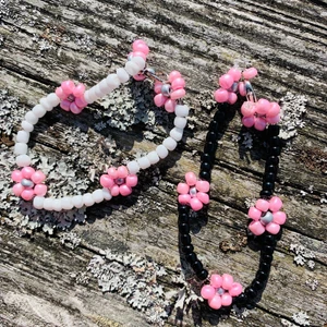 Blom smycken - Supersöta hemgjorda smycken. Fråga om bild på pärlor. Säljer dessa färdiggjorda armband på bild 1 och 2 för 45kr st. De går även att designa egna ringar för 20kr st. Egna armband för 50kr st och egna halsband för 60kr st. Frakten bjuder jag på💕