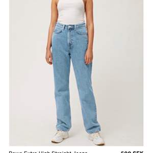 Jag säljer mina Weekday Row i storlek 31/32, ljusblåa jeans! Säljer eftersom de är för stora för mig. Använt kanske 6-7 gånger! Jättesköna jeans förövrigt, har dem i svart och beige också. Längden, är perfekt för mig som är 174 cm. De går över skorna;)