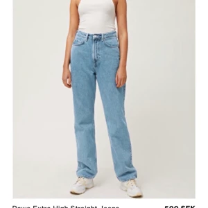 Weekday Row Jeans 31/32 - Jag säljer mina Weekday Row i storlek 31/32, ljusblåa jeans! Säljer eftersom de är för stora för mig. Använt kanske 6-7 gånger! Jättesköna jeans förövrigt, har dem i svart och beige också. Längden, är perfekt för mig som är 174 cm. De går över skorna;)