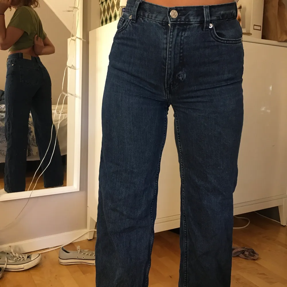 Ett par jätte trendiga mörkblå jeans från Monki i storlek 25. Säljer pga att de är för små vilket tyvär har gjort att dom spruckit lite där fram. Använda ett antal gånger men är fortfarande i bra skick. Orginalpris 500kr😊 Köparen står för frakt. Jeans & Byxor.