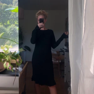 Svart klänning med volang  - Jättefin klänning som ej kommer till användning längre! Storlek XL men passar bra på mig som är storlek S