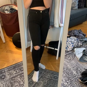Svarta jeans med hål i - Säljer dessa svarta jeans med hål i! Säljer dom pga dom är lite för långa annars sitter dom bra! Köpa på hm. Köparen står för frakten!