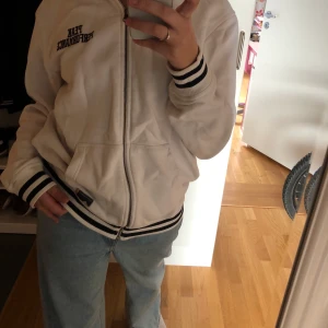 Hoodie med dragkedja  - Supersnygg och mysig hoodie från peak. Har varit min pappa gamla sedan jag var liten så den är retro modell. Och finns därför inte att köpa längre🥰🥰