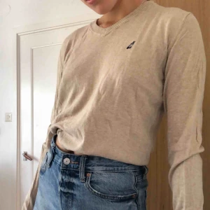  - Jättefin beige tröja som passar till det mesta säljs billigt💕60+59 kr frakt💙