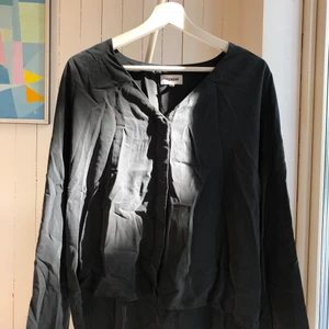 Weekday blus med vida ärmar  - Weekday blus med vida ärmar i stl S. Fint skick men lite småfläckar på ena ärmen. Frakt tillkommer eller mötas upp i Stockholm:)