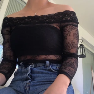 Bik Bok offshoulder spetsbody, nyskick  - Helt ny body från Bil Bok i strl S som endast är använd en gång (utöver på bilden) som är perfekt för fest eller mer casual om man drar på ett par jeans och en kavaj! 3/4 ärm, tight passform, offshoulder med spetsdetaljer! 