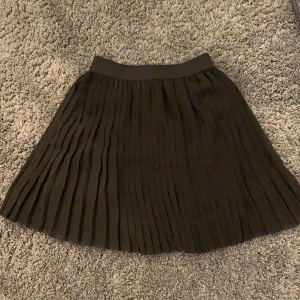 Supersöt kjol - Svart supersöt kjol ifrån NAKD, säljer pga att den är lite för kort, strl s, aldrig använd utan bara testad, 250kr frakt ingår