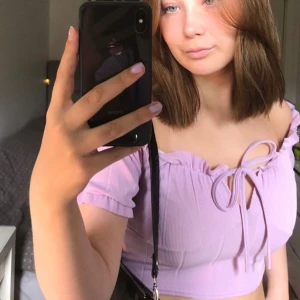 Topp från bohoo - En lila croptop från bohoo. Resårbanden i ärmarna har spruckit då den satt för tajt, men de är inget som syns och den sitter bättre efter det. 