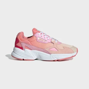  - Säljer ett par helt nya adidas Falcon i denna supersnygga färg 💘 Aldrig använda! 