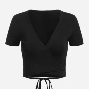 Svart tröja  - Svart tröja från shein som man knyter med. Säljes för det kommer inte till användning. Frakt tillkommer på 44kr