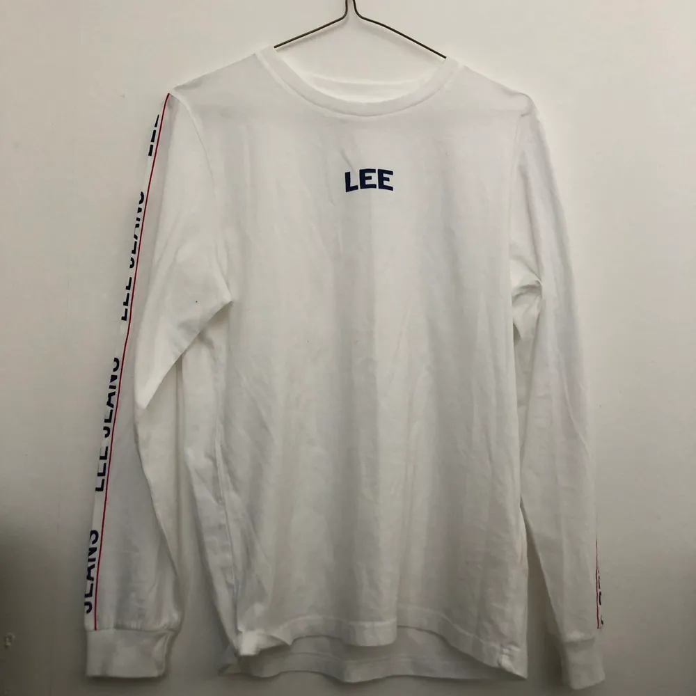 En söt tröja av märket Lee med ”Lee jeans” tryckt nerför armarna och ”Lee” på framsidan. Aldrig använd, så i helt nytt skick! :) Köpare står för frakt.. Tröjor & Koftor.