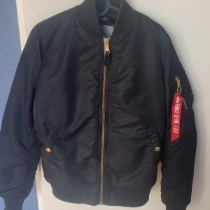Alpha industries - Nästan oanvända alpha bomber jacka i strl s, kan tänka mig gå ner i pris 