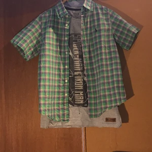  T-shirt och kort kombo  -  Spider-Man t-shirt från Marvel och en Ralph Lauren skjorta