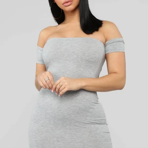 fashion nova grå klänning axelbandslös  - superfin kort och tight klänning, helt ny med prislapp kvar. den framhäver formerna jättebra och är skön. skriv vid intresse :) modellen heter simple dreams 