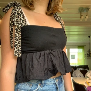 Topp med volang - En topp jag sytt själv med volang runt om och knytning både i ryggen och axelbanden, jag själv brukar bära S (38) men passar även större än mig eftersom den är väldigt stretchiga, 250kr+frakt