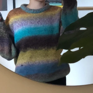 Mysig tröja Urban Outfiters - Färgglad och trendig stickad från Urban Outfiters i storlek S. Stor och mysig i storleken och fint skick. Frakt tillkommer✨