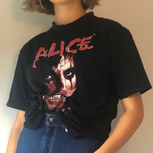 Alice Cooper Tshirt - Cool Alice Cooper Tshirt från 80-talet🤟💥, frakt ej inkluderat i priset😊 Säljer eftersom jag inte använder den längre:)
