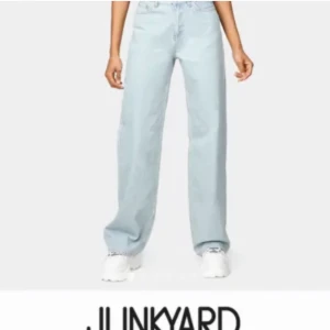 Jeans  - Säljer dessa wideleg jeans från junkyard. Aldrig använda pågrund av att de inte passar mig som jag ville. Nypris 500kr. Pris exklusive frakt