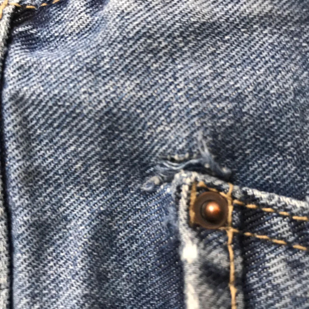 köpta ifrån asos, finns nått litet hål på baksidan men det syns knappt o går att sy om man vill (därav det låga priset 😊). Jeans & Byxor.