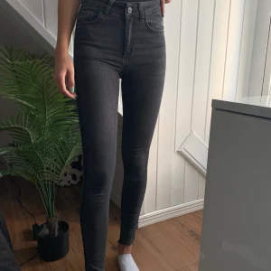 High Waist Denim XS - Säljer väldigt fina byxor som jag köpte från Bik Bok, byxorna är i väldigt bra skick och är stretchiga och sköna att ha på sig!💕