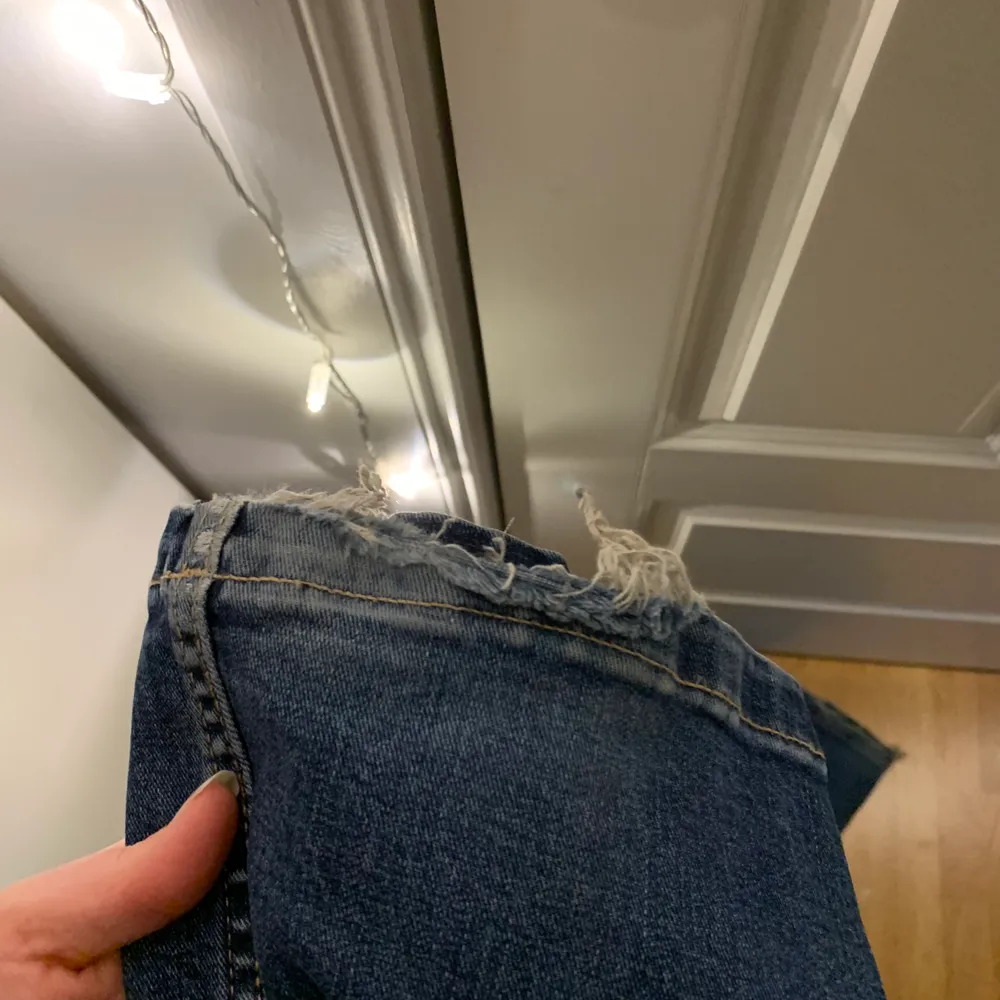 Blå bootcut jeans från crocker! Storlek 26/33. Finns slitningar längst ner då de är en aning långa på mig. Jeans & Byxor.