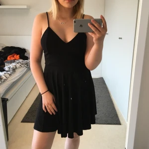 Sommarklänning - Söt svart klänning med snygga detaljer i ryggen! Aldrig använd så den är i nyskick. Smutset är på spegeln och INTE på klänningen!!🥳 