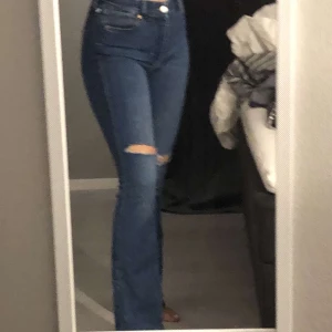 Bootcut jeans med hål - fint skick