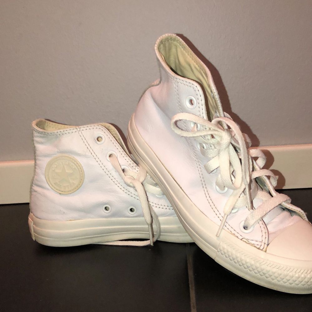 Fina vita converse i typ läder skinn material🤍. Sparsamt använda! Köparen står för frakten💛. Skor.