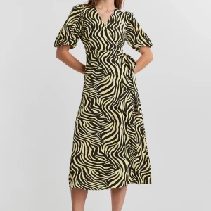 SÖKES!!! - Letar efter denna klänning från ginatricot i vilken stl som helst, tveka inte med att höra av dig om du skulle vilja sälja!!💗