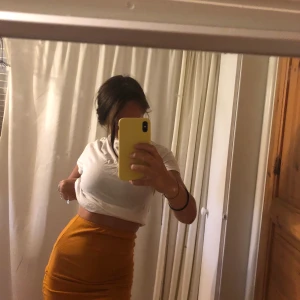 Orange knälång ribbad kjol - En kjol i super skönt material, passar XS- S 100 kr + frakt