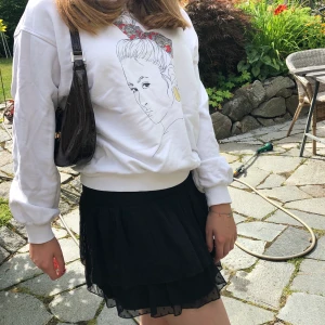 Sweatshirt med tryck - Snygg söt sweatshirt! Trycket är fint och gulligt men inte min stil⚡️ frakt tillkommer