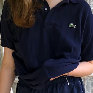 Piké från Lacoste - Snygga trendig piké tröja! Tröjan är lite oversized. Frakt tillkommer⚡️💚